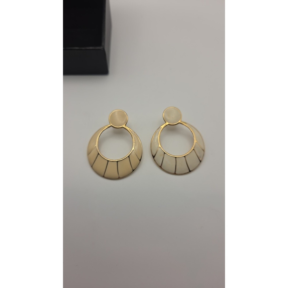 Vtg White Enamel Gold Tone Earrings for pierced ears